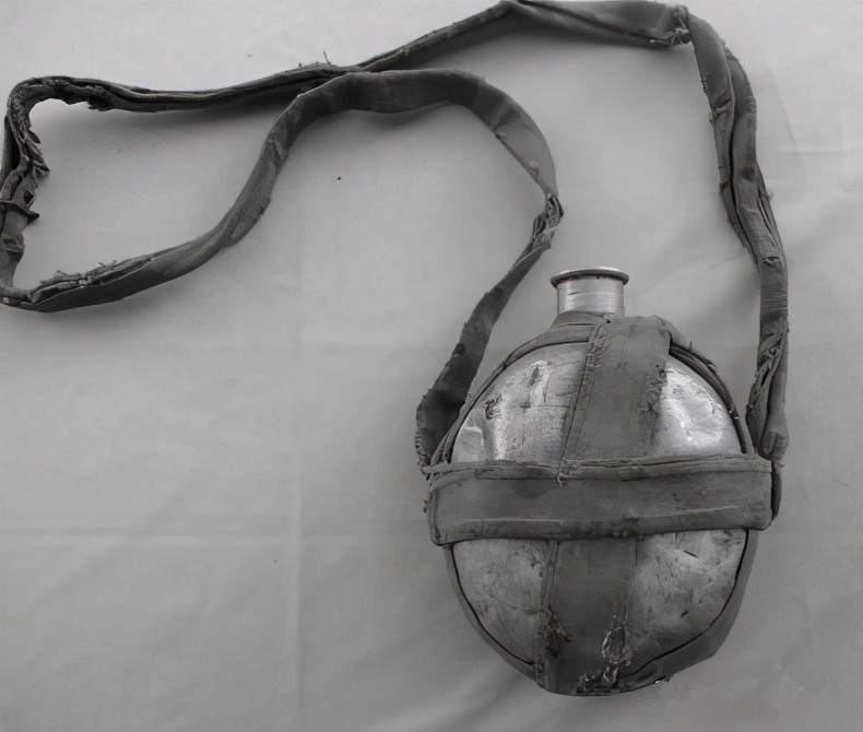 印记革命文物扶眉战役中的铝制军用水壶