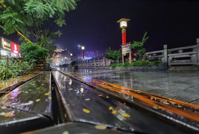 雨夜裡,平時人來人往的江堤上行人寥寥,偶爾經過一個腳步急促的行人或