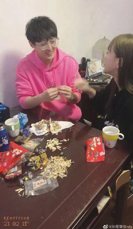 陈皮阿四 胡耘豪隐婚四年老婆高调晒结婚证庆四周年 全网搜