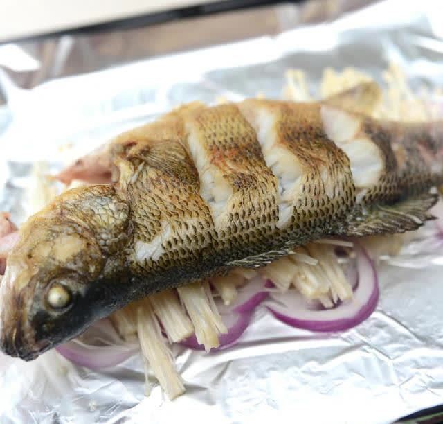 餐厅里经常看到的锡纸包烤鲈鱼,在家就能做_腾讯新闻