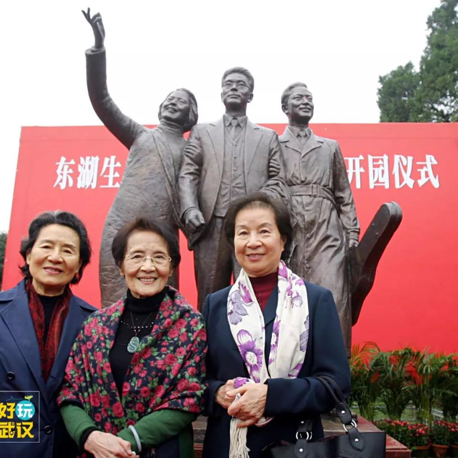 2008年,周家三姐妹(左起周澂佑,周小燕,周彬佑)在"春到东湖"雕塑前