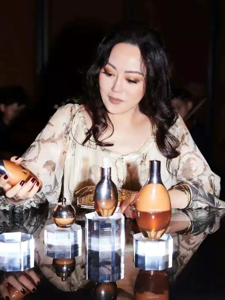 微胖的章小蕙才是真贵妇,穿红色网纱裙成熟优雅,名媛气质藏不住