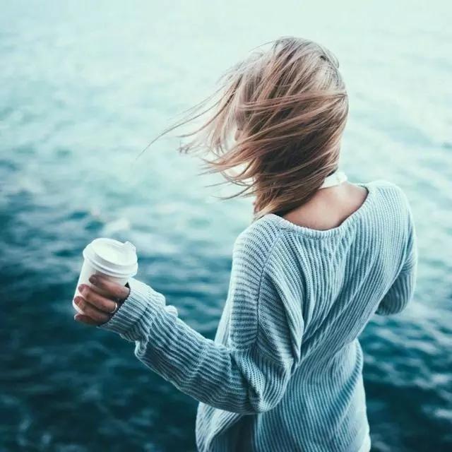 越读越难过的伤感说说我也想潇洒一生却不慎钟情一人