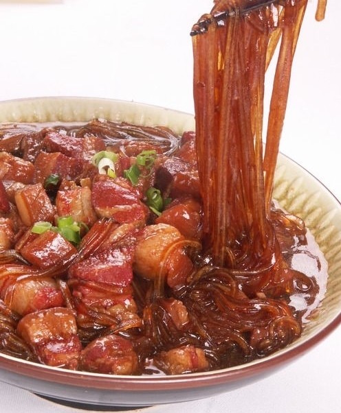 今天美食,五花肉炖粉条子,家常做法,老婆孩子多吃两碗饭.