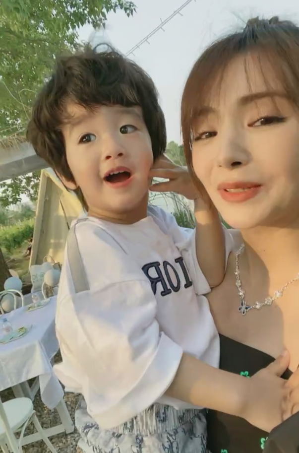 麦迪娜挺二胎孕肚开心出游怀孕6月身材不走样精致锁骨超养眼