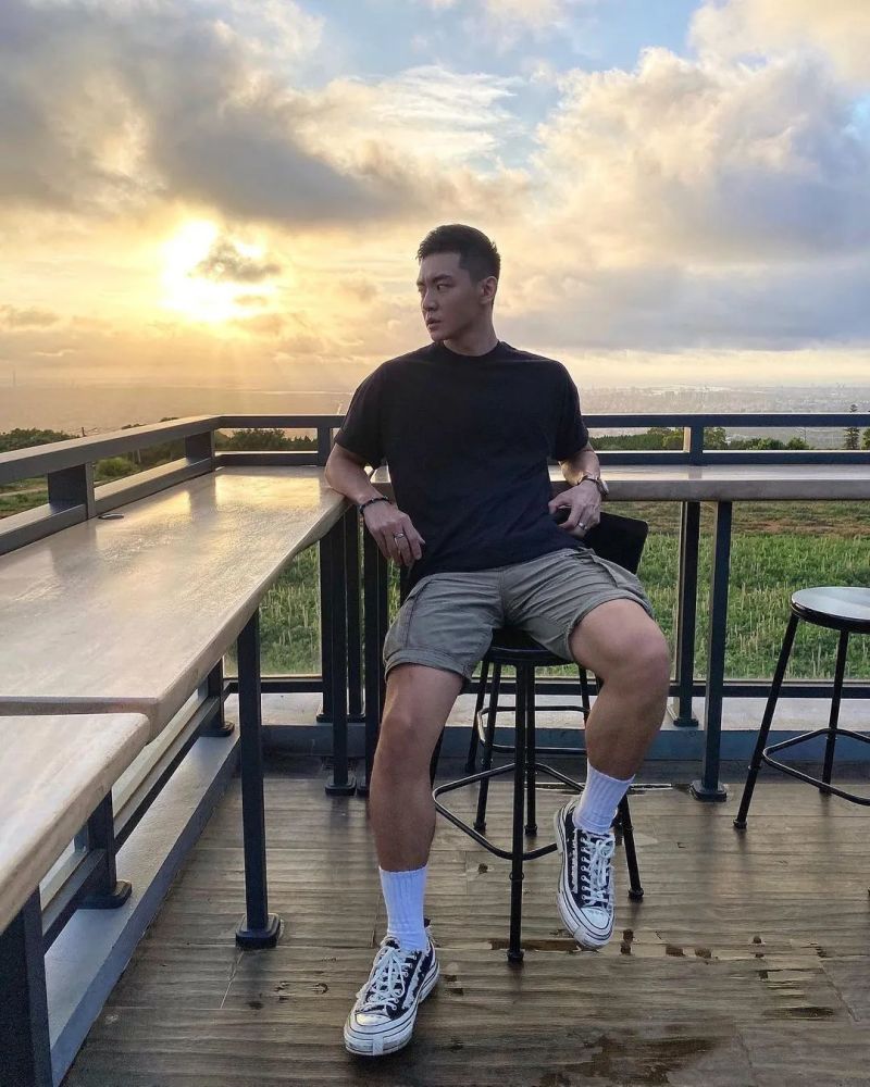 健壮的身材,配上一双修大的大长腿,无论穿什么衣服都那么好看!