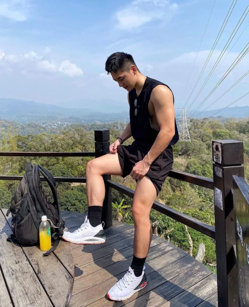 他就是这样一个帅气的运动帅男,有颜值,有身材,所以他在回眸的那一