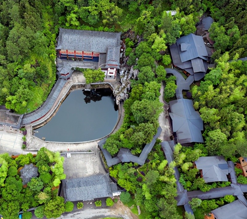 景德镇至瑶里公路),交通十分便利,昌江支流(东河)贯穿而过,园区面积