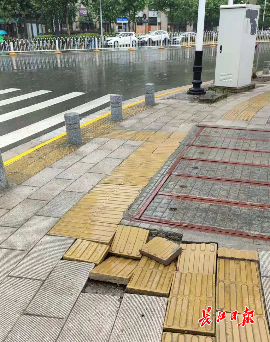 人行道地磚塌陷翹起,路面坑窪不平有積水,這段路多處破損市民盼修復