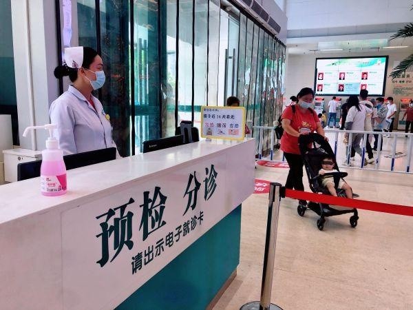 武汉医院严格预检筛查,分诊台一年累倒4个扩音器
