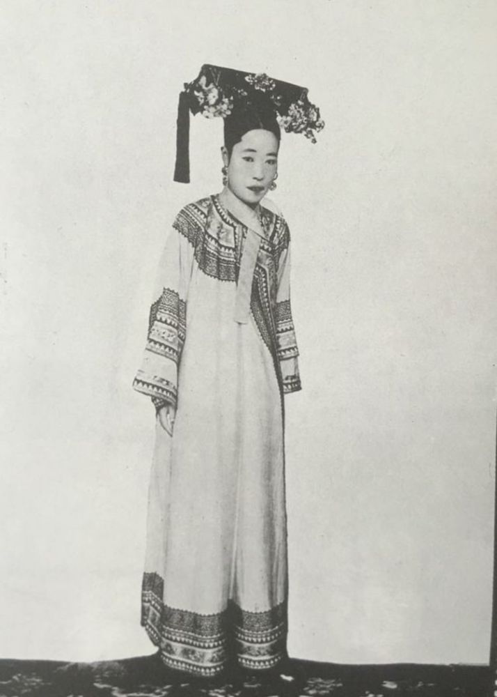 隆裕太后,叶赫那拉氏,满洲镶黄旗人,她是一个出身高贵的人,而且她还有