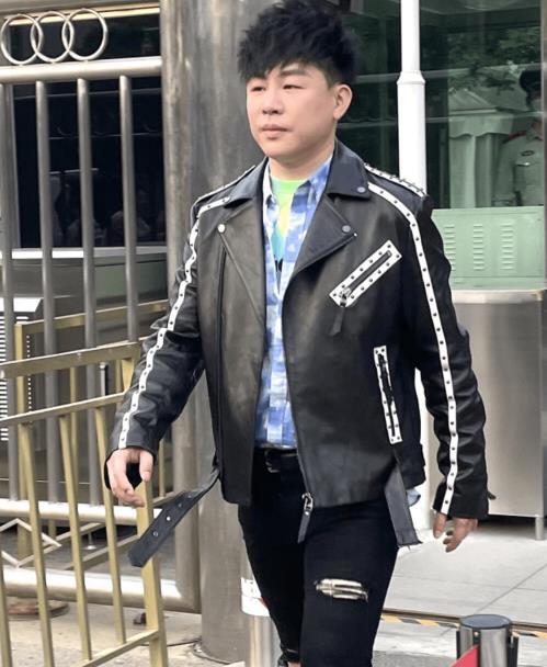 在这种大型内卷现场,发了福的胡彦斌走出来,那明显的双下巴就有点憨态