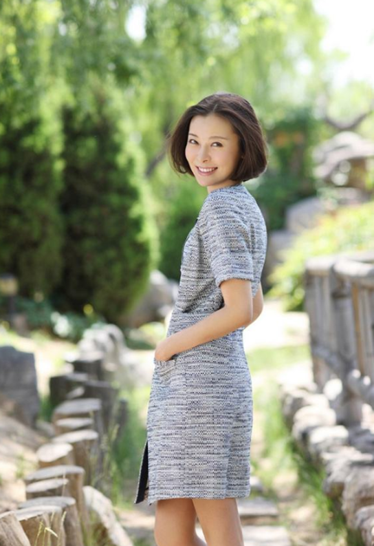 12岁下死亡通牒,15岁赚30万,32岁转行演员,今48岁未婚活得潇洒