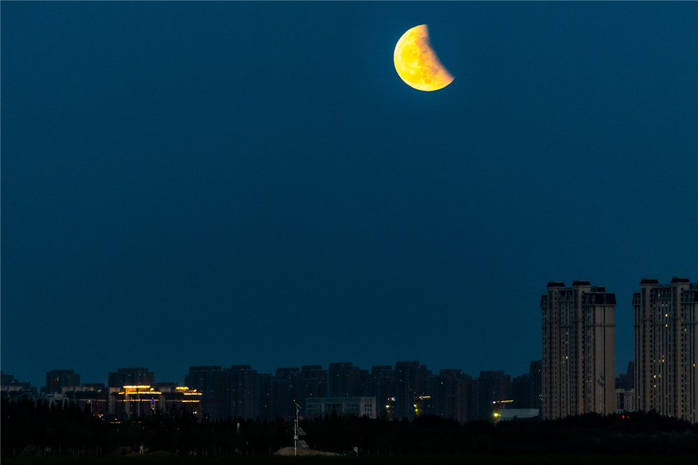 超级月亮月全食来了遗憾银川只能看月牙