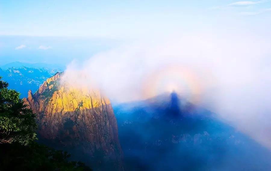 像七色彩虹般的七彩光环,这就是神秘的佛光
