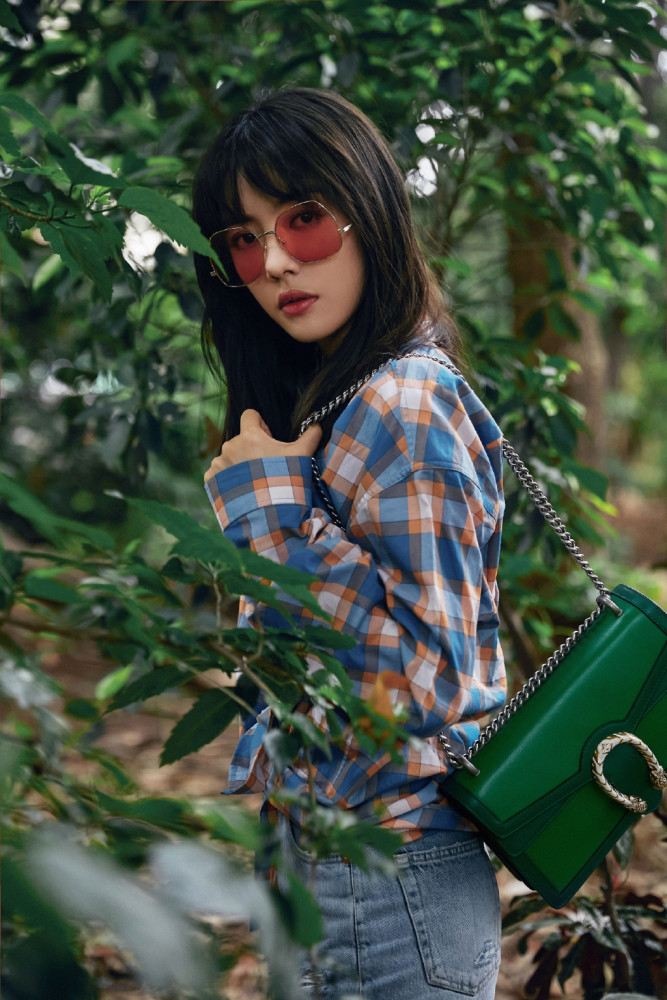 蔡文静绿色雏菊衬衣,清新俏皮元气满满,解锁夏日穿搭的缤纷色彩