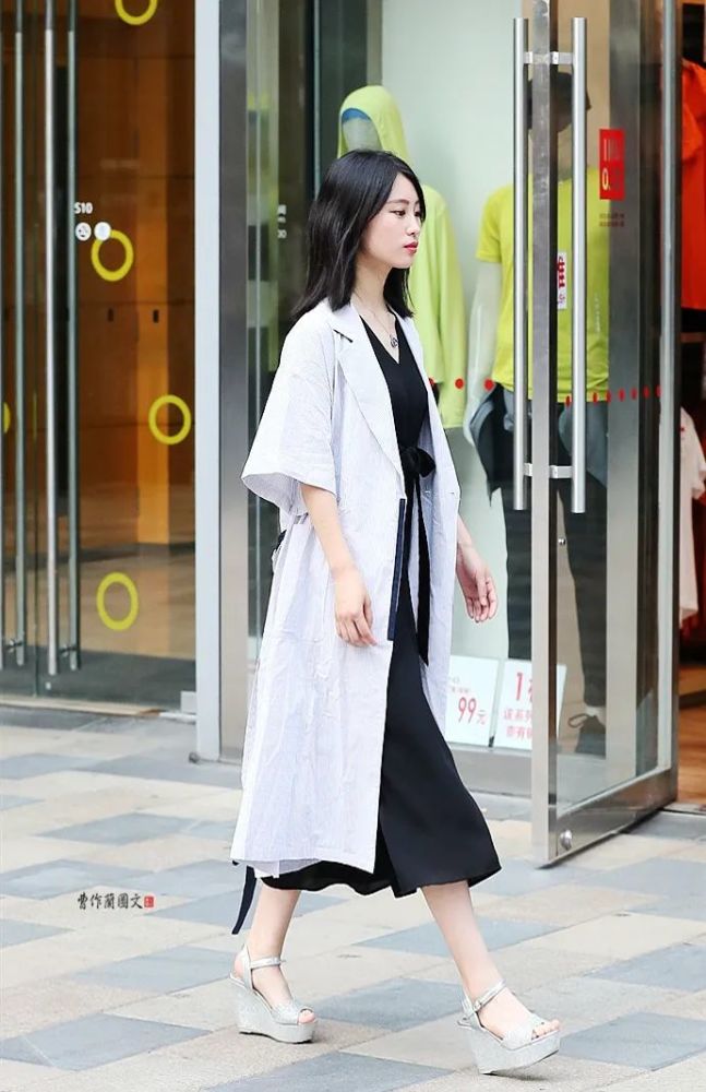 街拍坡跟鞋美女穿出与众不同的韵味