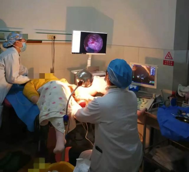 上矩形例案术手宫腔观察吸引手术最大的特点是引入内窥镜微创手术系统