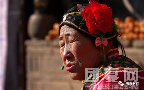 但因为媒婆能说会道,其话往往名不副实,所以,"媒婆"一词略带贬义.