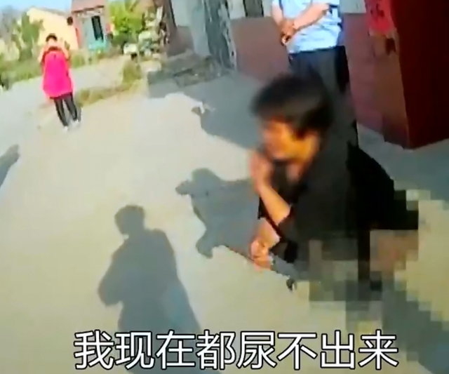 拘留,山东女村霸撒泼脱裤子小便,尿不出来还一直怪民警