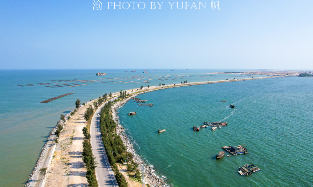 广西钦州自驾途中发现一条海上公路,两边色彩不同,或成网红景点_腾讯