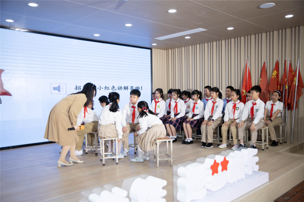 钟楼团区委副书记胡天元为"英雄中队"授旗▲怀德苑小学"太雷中队