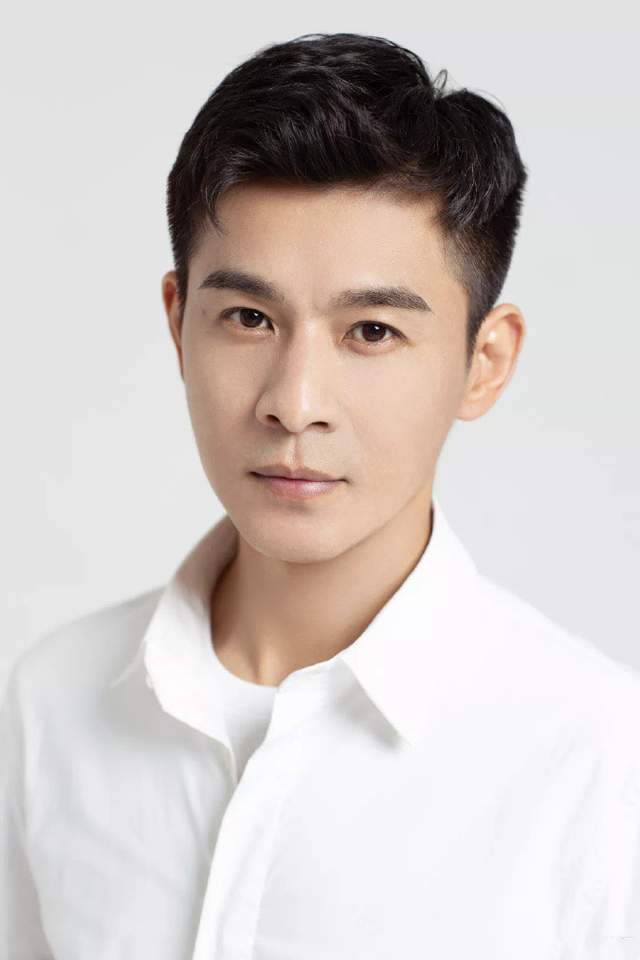 路人镜头下的乔振宇生图曝光,43岁依旧是帅小伙,秒杀当红小鲜肉_腾讯