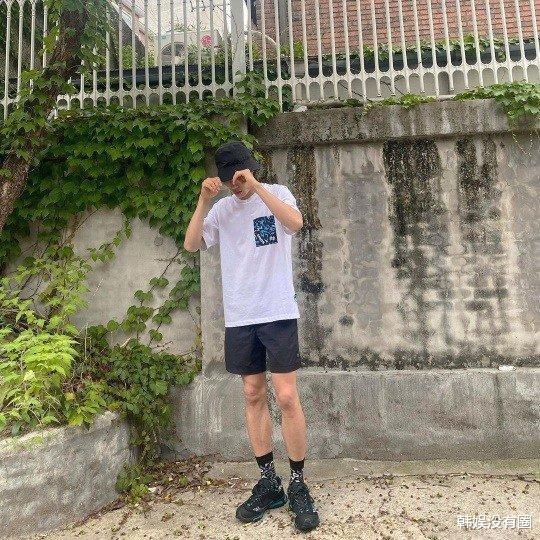 狗焕柳俊烈晒日常私照优越的9头身比例吸睛