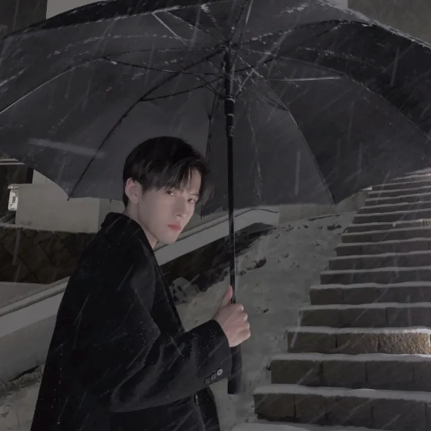 男生头像喜欢午后趴在桌子上