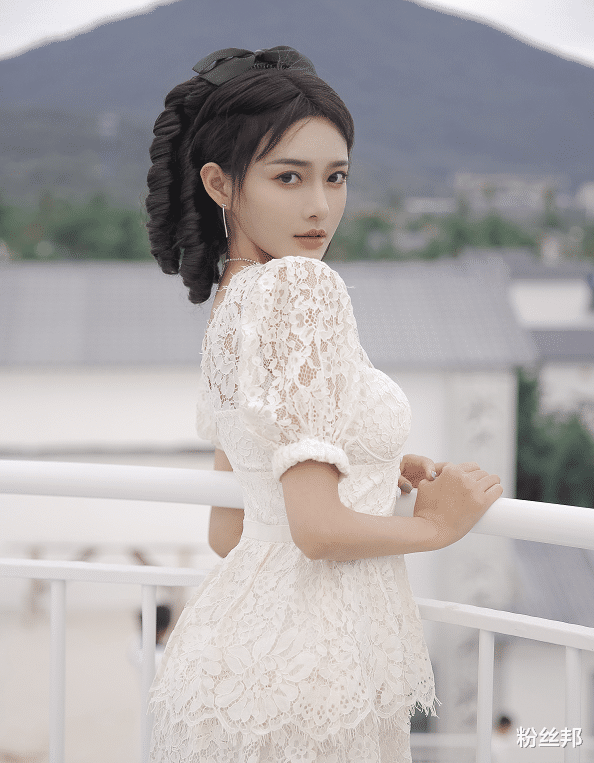 yy芮甜甜退网已再婚?朋友圈婚纱照曝光,网友质疑只是写真或p图