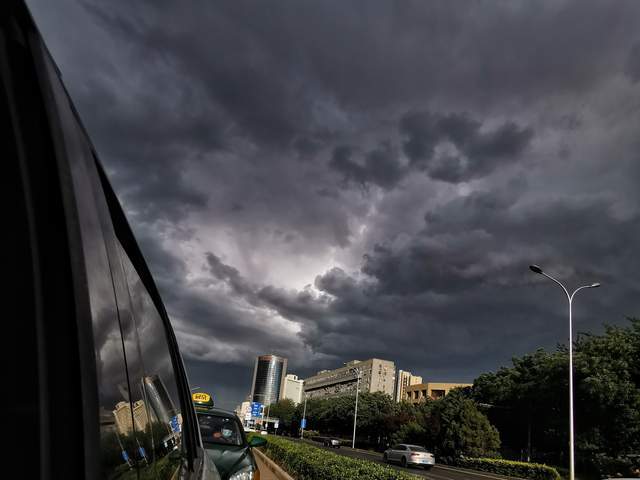 昨日北京乌云太阳雨双道彩虹超级月亮月食你get到几个