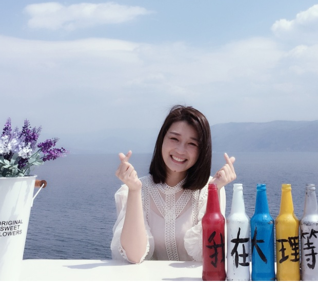 2003年考入安乡县广播电视台,一直从事播音主持工作.