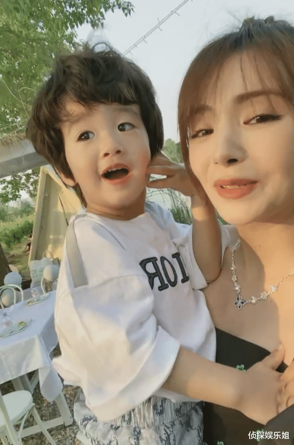 麦迪娜挺二胎孕肚开心出游怀孕6月身材不走样精致锁骨超养眼