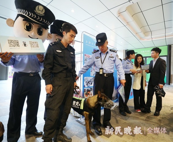 网红民警摆pose充当人形合影板网红警犬化身二维码推销员吸引市民只为