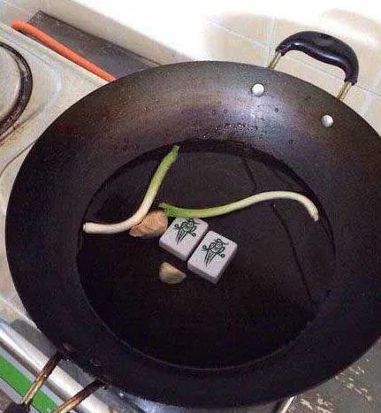 搞笑gif自己就是一个挖掘机给自己挖了一个大坑