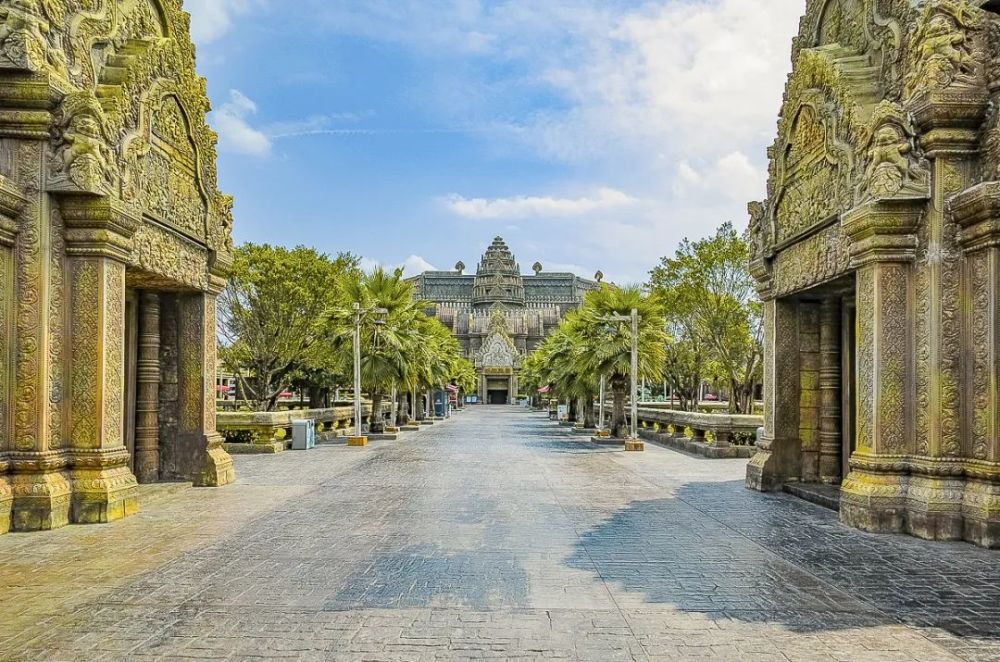 风情的特色建筑,还可感受精彩纷呈的娱乐演出秀,同时品尝各种东盟名菜