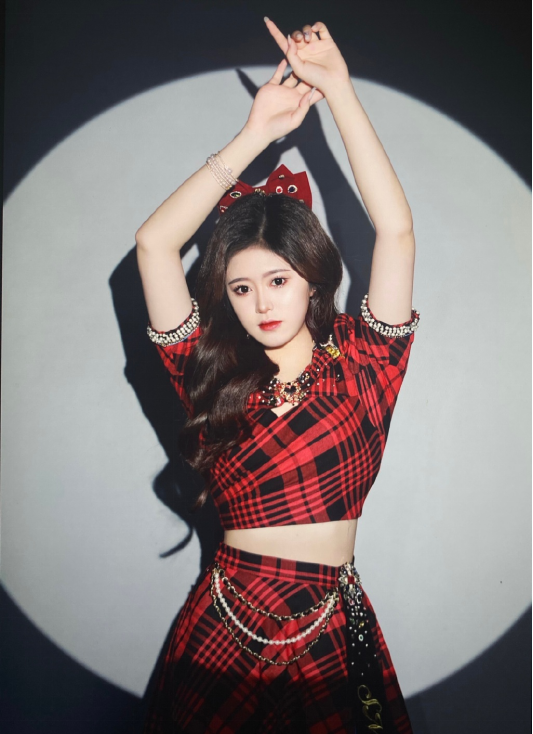 16岁邓歆玥初见风采,芭比颜值配小裙子,轻熟少女感越发强烈_腾讯新闻