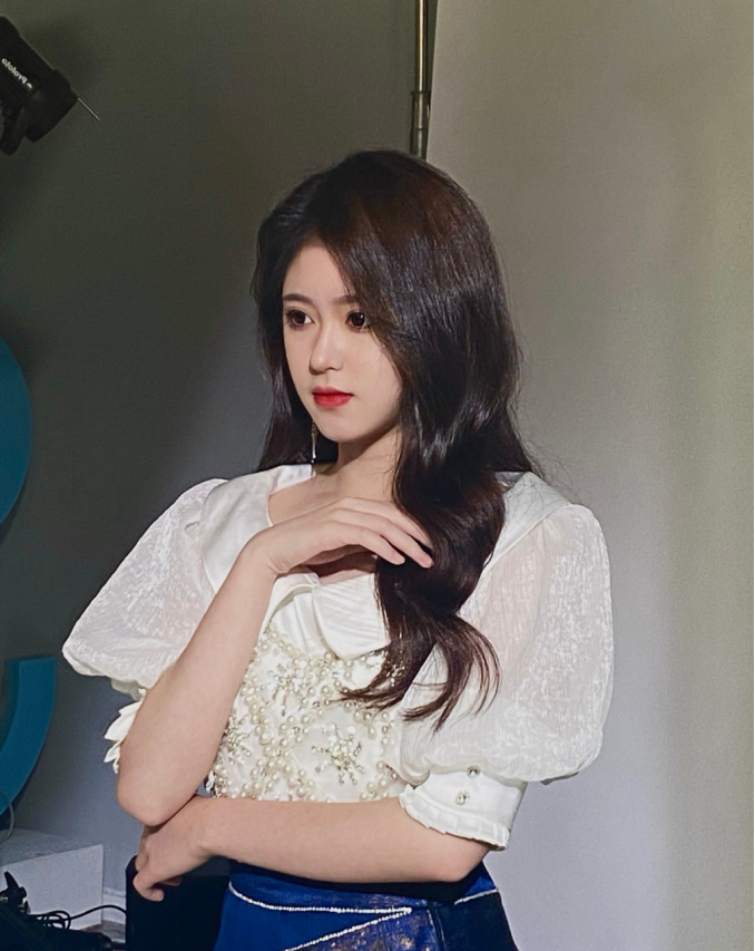 16岁邓歆玥初见风采,芭比颜值配小裙子,轻熟少女感越发强烈