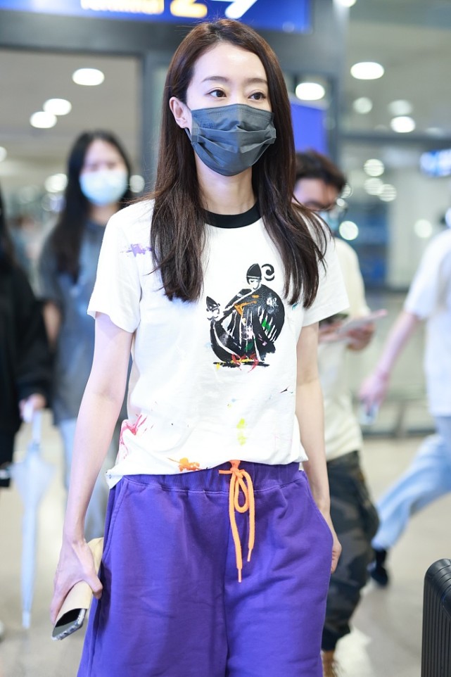 张小斐t恤配紫色短裤美出新高度 大步流星气场强大|张小斐