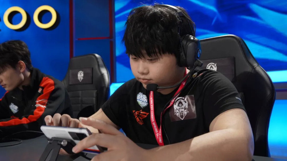 在常规赛第二轮的比赛中,曾经在kpl大放异彩的韩信骤然登场,将这个