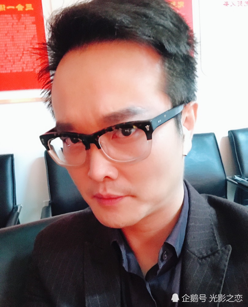 歌手海峰跳楼去世,曾任《我爱记歌词》领唱,生前疑受抑郁症困扰