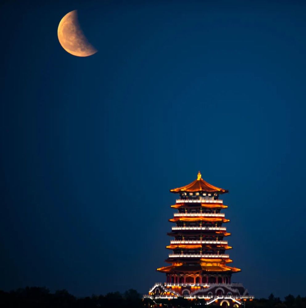 看这是在固原拍的超级大月亮