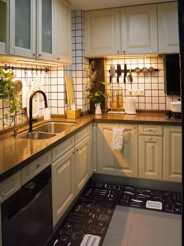 l型布局以厨房的某一面墙展开整个动线,从食材清洗到烹饪依次排开设计