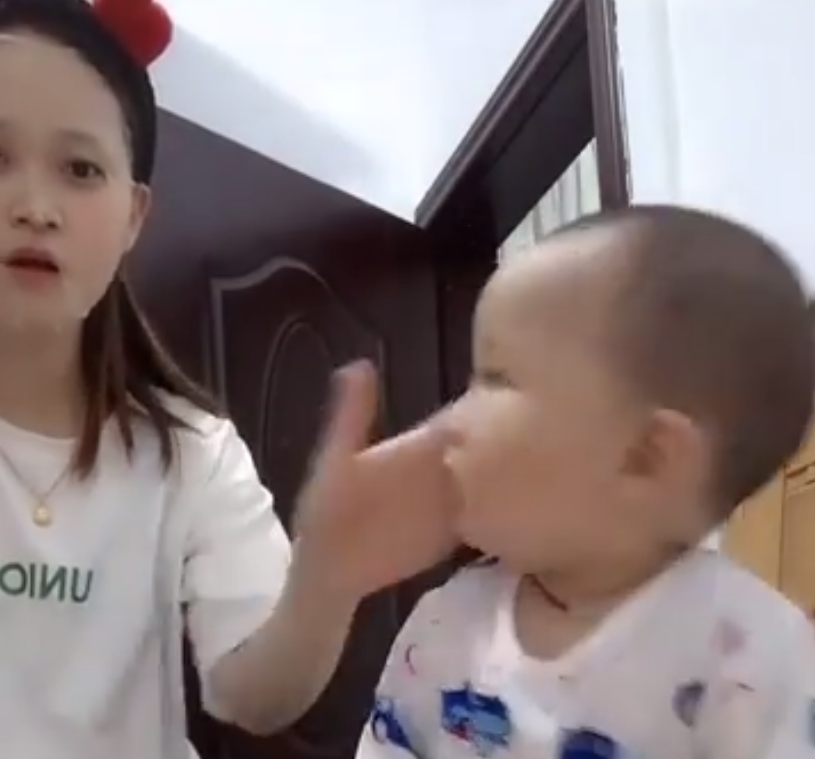 为了拍短视频 妈妈打了孩子2巴掌 孩子的反应让人心疼 腾讯新闻