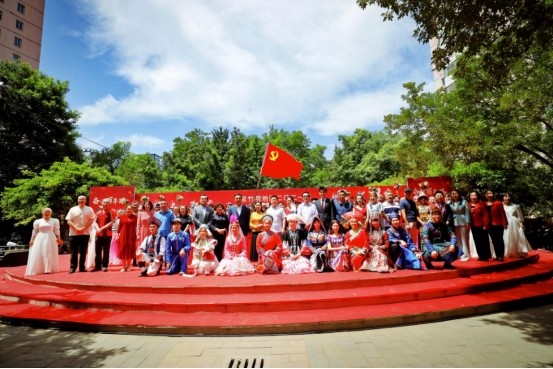 《北京胡同》《東方紅更紅》,中央民族大學藝術團帶來的小合唱《唱支