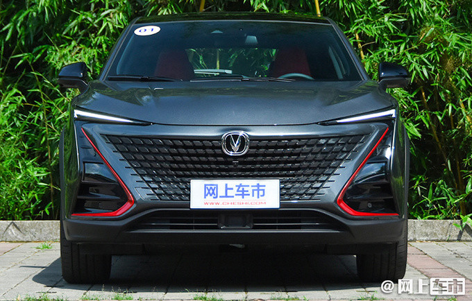 c385定位一款紧凑型纯电动轿车,未来会划归到长安新能源旗下,基于长安