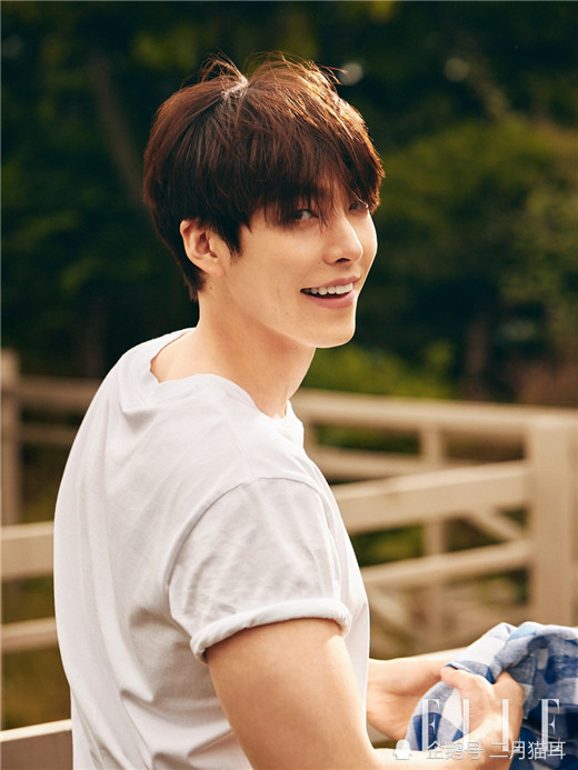 演员金宇彬最新时尚画报公开灿烂笑容展现不可替代男神魅力