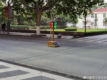 南京一高校在校园里安装红绿灯