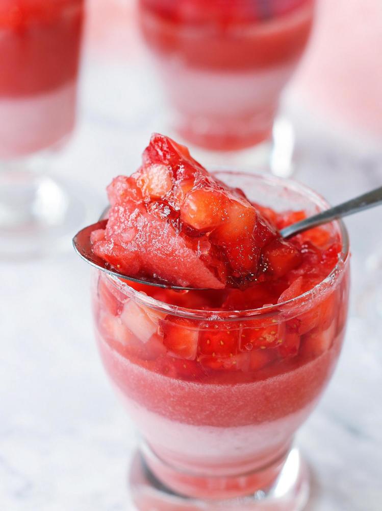 自制三色草莓果冻布丁,做法一点也不难,清爽甜美,孩子很喜欢