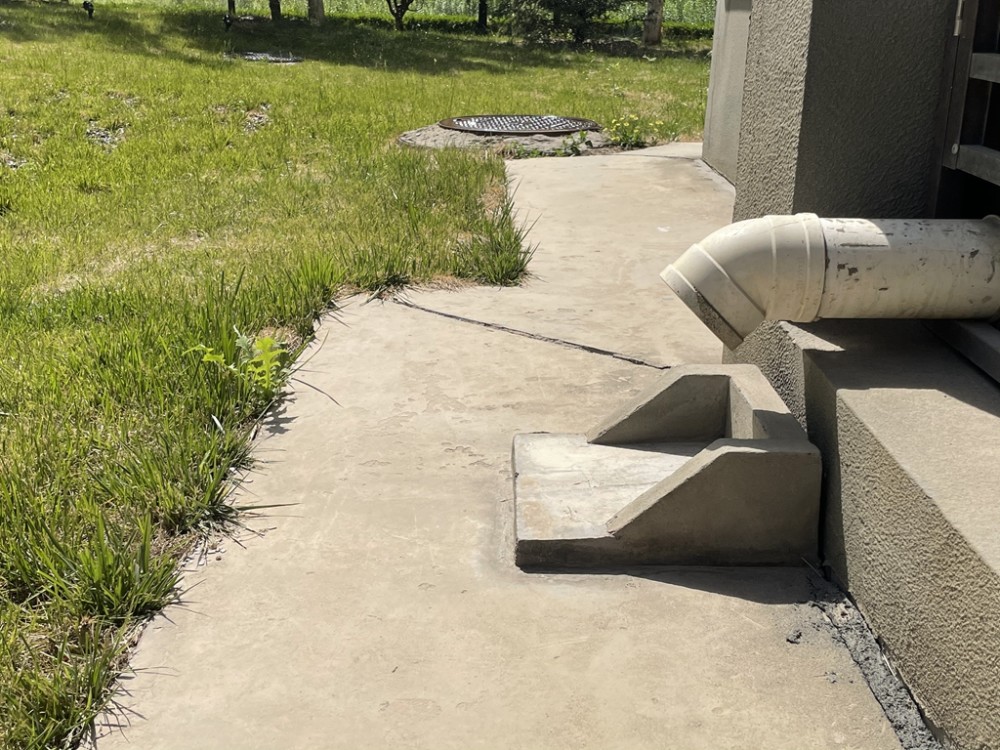 不少楼房外墙壁上,均装有供雨水流下的管道,出口处用一个簸箕形状的小